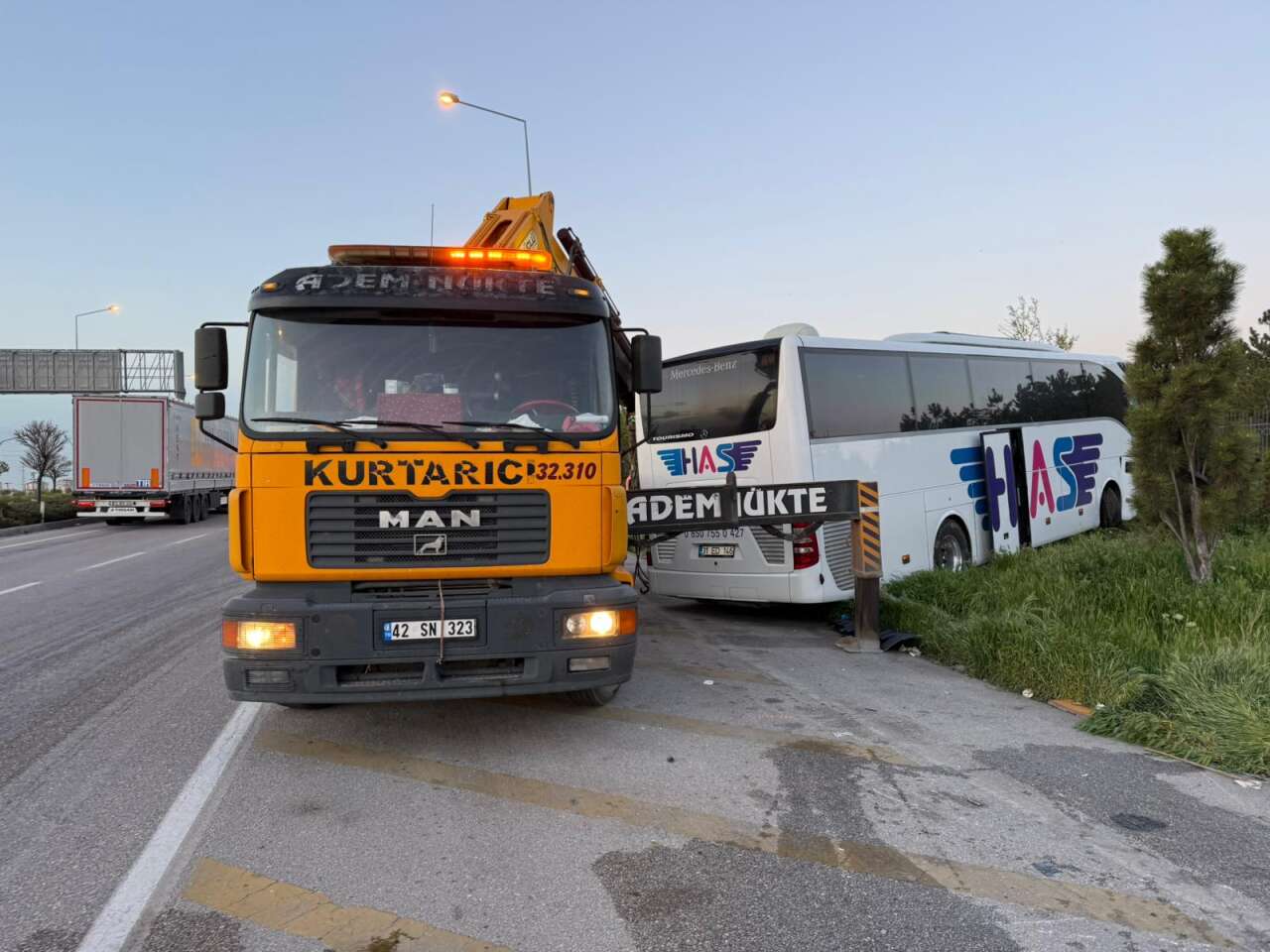 Konya’daki kazada hayatını kaybeden otobüs şoförü son yolculuğuna uğurlandı 10